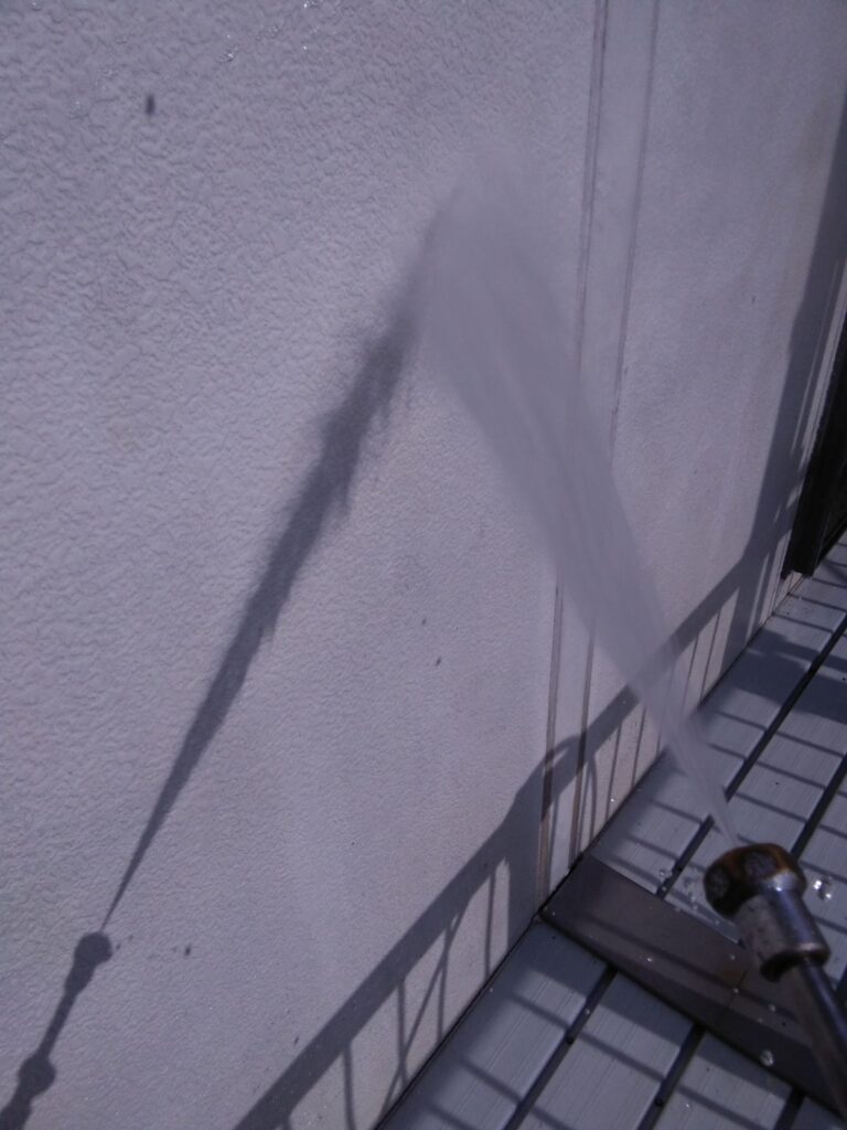 大垣市　クラック（割れ）が起きていた外壁が高耐久シリコン塗装できれいになりました。