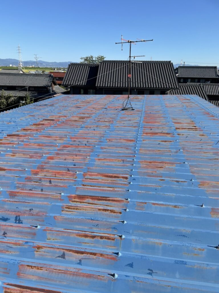 安八町　錆のひどかったK社様倉庫の折半屋根が高耐久シリコン塗装でよみがえりました。