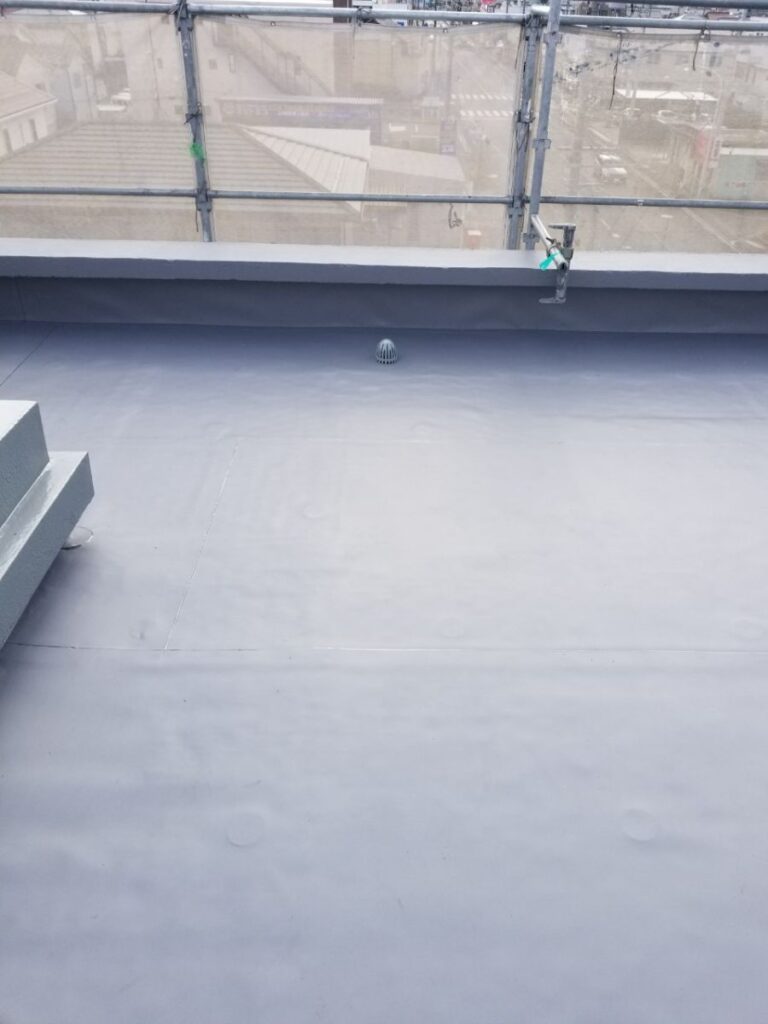 防水機能の低下した屋上で塩ビシート防水機械固定工法をおこないました。