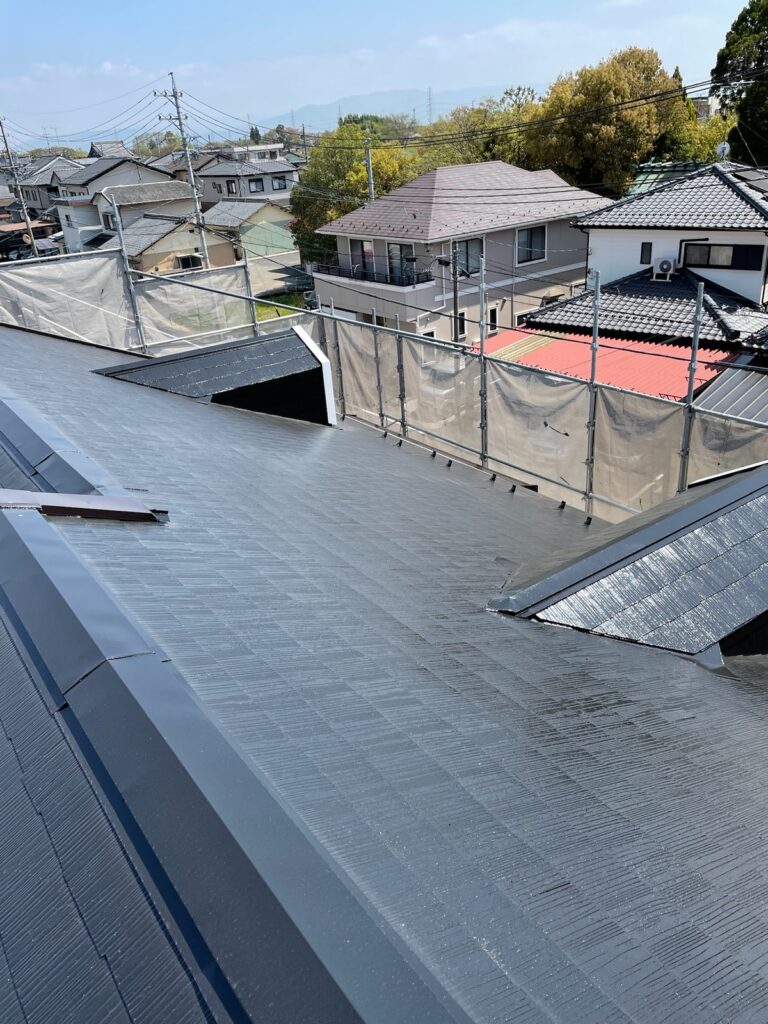 瑞穂市アパート２棟　劣化したカラーベスト屋根が塗装をおこなうことで表面のキメが整い、艶も出て美しく仕上がりました！