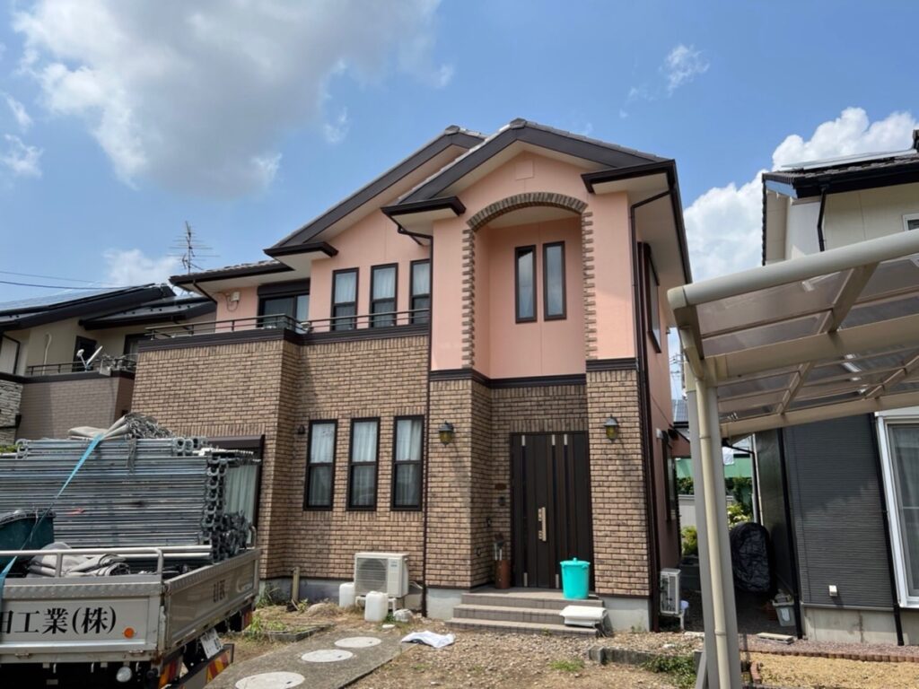 岐阜市　カントリー調のお宅で高耐久シリコン塗装をおこない淡いピンクベージュが馴染む可愛い仕上がりになりました。