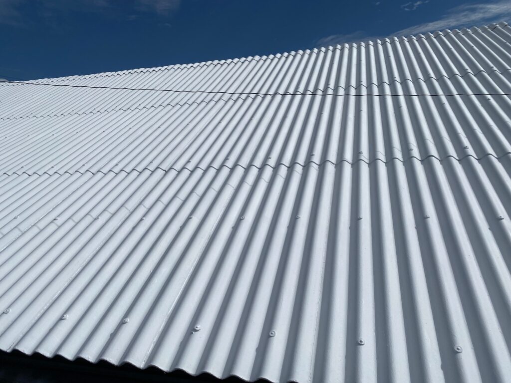 各務原市　色褪せた倉庫のスレート屋根を伸縮性・遮熱性・断熱性に優れたハイブリッド省エネ塗料“キ・ル・コ”で塗り替えました。