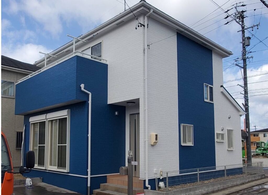 【瑞穂市】青×白のツートンカラーに塗り替え。塗り分けも変えてさわやかで明るい印象のお住いになりました。