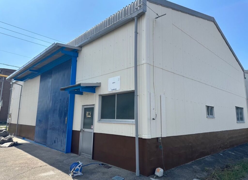 岐阜市　波スレート倉庫の外壁塗装をおこないました。