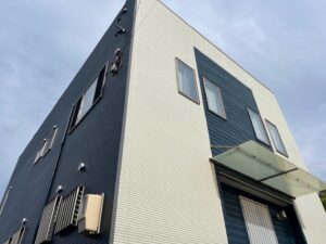 外壁　アステックペイント　超低汚染ﾌﾟﾗﾁﾅﾘﾌｧｲﾝ2000MF-IR　3分艶　9020エクリュー　8108マウンテンブルー