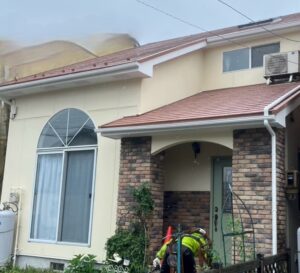 屋根　SK化研 プレミアムルーフSi　艶有　RC117アースブラウン 外壁　SK化研　プレミアムシリコン　3分艶 8096ライトクリーム