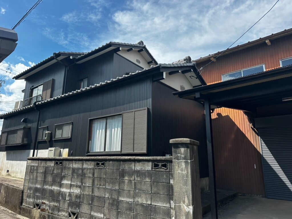大垣市｜茶色から黒へ築44年トタン外壁の外壁塗装