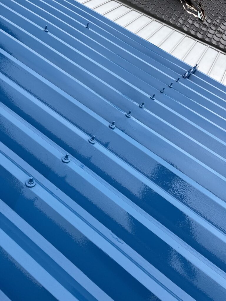 安八郡｜穴の空いていた倉庫の金属屋根を板金補修＋屋根塗装工事により長く安心して使っていただける状態に仕上げました
