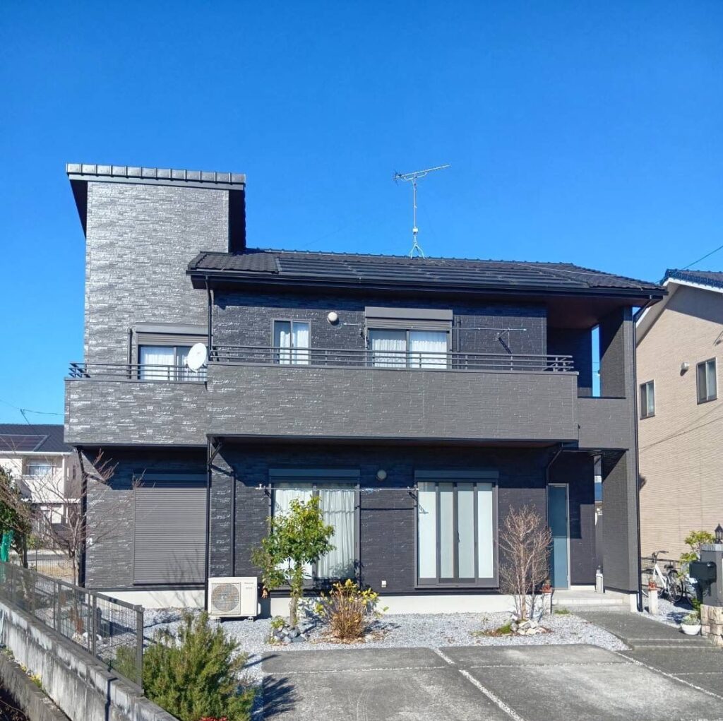 瑞穂市｜築17年初めての外壁塗装｜無機フッ素塗料で叶えたグレー系ツートンカラー