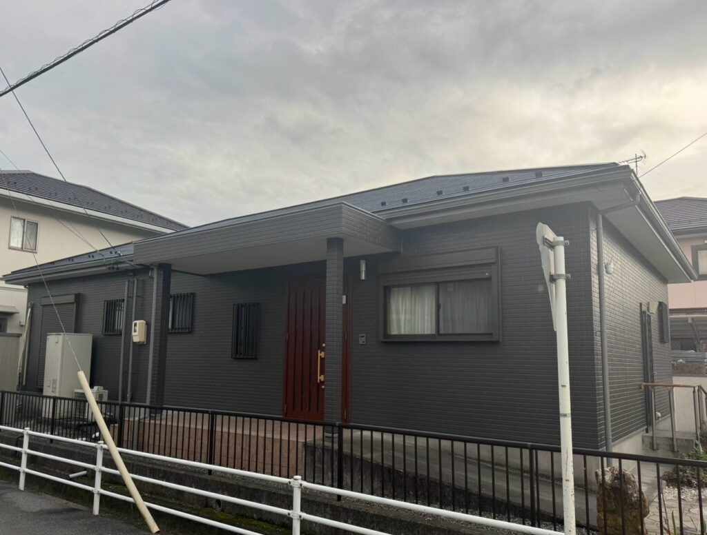 大垣市｜築15年の平屋住宅が色選びでここまで高級感がある外観に変わる！