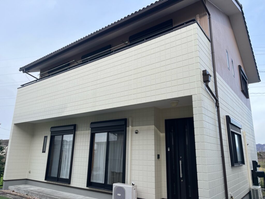 本巣市｜築17年目の外壁塗装でモカ×ニュートラルホワイトの上品リフォーム